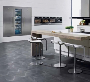 Vinotéka Electrolux ERW3313AOX se skládá ze dvou teplotních zón pro ukládání různých typů vína. Patří do energetické třídy A+ a zdobí ji i stylový design – stříbrný rám, dřevěné police a skleněná dvířka, která jsou opatřena UVA fi ltrem. Tmavý vnitřek a ideální vlhkost s teplotou vytvářejí ideální podmínky i pro dlouhodobé skladování vína. Přístroj má výšku 178 cm a doporučená cena činí 43 980 Kč. Vinotéka Electrolux ERW3313AOX se skládá ze dvou teplotních zón pro ukládání různých typů vína. Patří do energetické třídy A+ a zdobí ji i stylový design – stříbrný rám, dřevěné police a skleněná dvířka, která jsou opatřena UVA fi ltrem. Tmavý vnitřek a ideální vlhkost s teplotou vytvářejí ideální podmínky i pro dlouhodobé skladování vína. Přístroj má výšku 178 cm a doporučená cena činí 43 980 Kč.