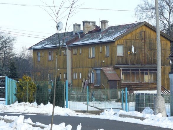 Polovinu domu před nedávnem koupili noví majitelé a chystají se na velkou rekonstrukci. Polovinu domu před nedávnem koupili noví majitelé a chystají se na velkou rekonstrukci.
