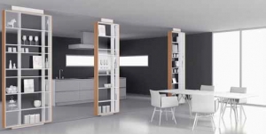 Ve společném obývacím prostoru si často přejeme alespoň částečně opticky oddělit kuchyňskou linku. Společnost Interlübke uvádí na trh posuvné regály s vodicími kolejničkami montovanými do stropu a podlahy. Můžete je umístit kamkoliv a měnit dělení prostoru podle potřeby. Ve společném obývacím prostoru si často přejeme alespoň částečně opticky oddělit kuchyňskou linku. Společnost Interlübke uvádí na trh posuvné regály s vodicími kolejničkami montovanými do stropu a podlahy. Můžete je umístit kamkoliv a měnit dělení prostoru podle potřeby.