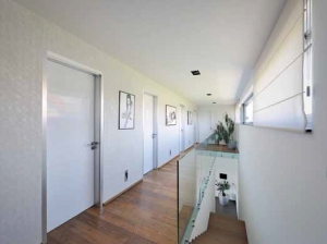 Dveře z bílého skla s hliníkovými zárubněmi charakterizují high-tech styl. Dveře z bílého skla s hliníkovými zárubněmi charakterizují high-tech styl.