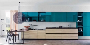 Kuchyň Mood (Scavolini), lakovaná dvířka ve vysokém lesku v odstínu Alaska Blue a z melaminu s dekorem kartáčovaného modřínu, cena 300 330 Kč. www.decoland.cz. Kuchyň Mood (Scavolini), lakovaná dvířka ve vysokém lesku v odstínu Alaska Blue a z melaminu s dekorem kartáčovaného modřínu, cena 300 330 Kč. www.decoland.cz.