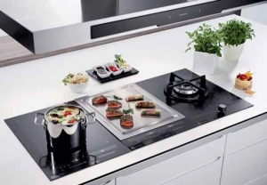 Modulární systém GemLine Electrolux umožňuje sestavit si varnou plochu na míru. Obsahuje dvojici fl exibilních indukčních zón, indukční zónu na paellu, plynovou varnou desku se 2 hořáky, teppanyaki a plynový hořák s držákem na wok. Modulární jednotky s jednotným designem se hodí do každé kuchyně, kromě elegance nabízejí maximální komfort při vaření. Více na electrolux.cz. Modulární systém GemLine Electrolux umožňuje sestavit si varnou plochu na míru. Obsahuje dvojici fl exibilních indukčních zón, indukční zónu na paellu, plynovou varnou desku se 2 hořáky, teppanyaki a plynový hořák s držákem na wok. Modulární jednotky s jednotným designem se hodí do každé kuchyně, kromě elegance nabízejí maximální komfort při vaření. Více na electrolux.cz.
