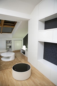 Tmavá tapeta použitá na více místech podkrovního bytu dala vyniknout původní světlé podlaze. Tmavá tapeta použitá na více místech podkrovního bytu dala vyniknout původní světlé podlaze.