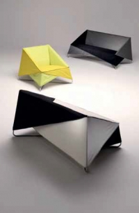 Nová kolekce Palio značky Kenzo Maison vychází z tradičního japonského umění origami. Snímatelné potahy různého druhu lze střídat podle ročních období – v zimě silná textilie nebo kožešina, v létě lehká tkanina atd. (www.kenzo.it). Nová kolekce Palio značky Kenzo Maison vychází z tradičního japonského umění origami. Snímatelné potahy různého druhu lze střídat podle ročních období – v zimě silná textilie nebo kožešina, v létě lehká tkanina atd. (www.kenzo.it).
