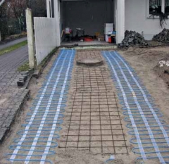 Ukázka pokládky topné rohože EM2-CM se stálým výkonem, určené pro jednoduché, rychlé a účinné vytápění příjezdových tras (RAYCHEM). Ukázka pokládky topné rohože EM2-CM se stálým výkonem, určené pro jednoduché, rychlé a účinné vytápění příjezdových tras (RAYCHEM).