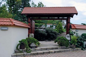 Hlavní vchod do Zahrady nad řekou hlídají lev a lvice. Brána se na noc uzavírá. Hlavní vchod do Zahrady nad řekou hlídají lev a lvice. Brána se na noc uzavírá.
