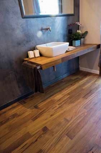 Podlahy Masterfloor Teak jsou pro svoji odolnost vůči vodě vhodné i do koupelen, kuchyní a toalet. Podlahy Masterfloor Teak jsou pro svoji odolnost vůči vodě vhodné i do koupelen, kuchyní a toalet.