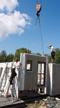 Jedna z používaných metod montáže rodinného domu z předem vyrobených a dokonale izolovaných dílců (MS HAUS). Jedna z používaných metod montáže rodinného domu z předem vyrobených a dokonale izolovaných dílců (MS HAUS).