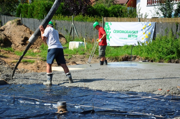 Betonáž základové desky je díky drátkobetonu STEELCRETE rychlá a snadná. Betonáž základové desky je díky drátkobetonu STEELCRETE rychlá a snadná.