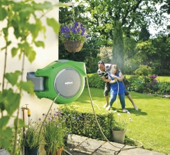Naviják Autoreel Hozelock se speciální uzavrenou konstrukcí nabízí kombinaci samoukládacího mechanismu a automatického navíjení hadice (MOUNTFIELD). Naviják Autoreel Hozelock se speciální uzavrenou konstrukcí nabízí kombinaci samoukládacího mechanismu a automatického navíjení hadice (MOUNTFIELD).