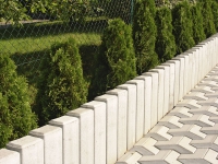 Palisády Patria v barvě přírodního betonu oddělují dlážděný chodník od plotu a zároveň chrání povrch chodníku před znečištěním zeminou (PRESBETON). Palisády Patria v barvě přírodního betonu oddělují dlážděný chodník od plotu a zároveň chrání povrch chodníku před znečištěním zeminou (PRESBETON).