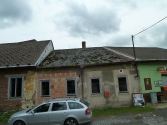 Běžné pálené tašky nebo staré eternitové tašky, nejen v blízkosti lesů, musí časem zápasit s mechy. Běžné pálené tašky nebo staré eternitové tašky, nejen v blízkosti lesů, musí časem zápasit s mechy.