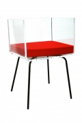 Akrylátová transparentní židle Cali (Acrila) z 15mm akrylátového plexiskla s červeným sedákem, cena 18 220 Kč, www.decoform.cz. Akrylátová transparentní židle Cali (Acrila) z 15mm akrylátového plexiskla s červeným sedákem, cena 18 220 Kč, www.decoform.cz.