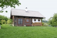 Jedním z ústupků modernímu stylu života jsou francouzské dveře, které poskytují blízký kontakt se zahradou. Jedním z ústupků modernímu stylu života jsou francouzské dveře, které poskytují blízký kontakt se zahradou.