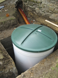 Domovní čistírny MICROCLAR řady AT se osazují do připraveného výkopu na vodorovnou základovou betonovou desku tloušťky cca 5–20 cm tak, aby vrchní hrana nádrže vyčnívala 5–10 cm nad terén (USBF TECHNOLOGY). Domovní čistírny MICROCLAR řady AT se osazují do připraveného výkopu na vodorovnou základovou betonovou desku tloušťky cca 5–20 cm tak, aby vrchní hrana nádrže vyčnívala 5–10 cm nad terén (USBF TECHNOLOGY).
