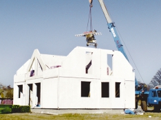 Technologie z prefabrikovaných masivních eko-betonových dílců zaručuje maximální přesnost rozměrů hotové stavby a až o 15 % více vnitřního prostoru. Vysoká pevnost přináší prakticky neomezenou životnost domu (CANABA). Technologie z prefabrikovaných masivních eko-betonových dílců zaručuje maximální přesnost rozměrů hotové stavby a až o 15 % více vnitřního prostoru. Vysoká pevnost přináší prakticky neomezenou životnost domu (CANABA).