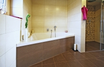 Asymetrická vana Piova (Duravit), materiál akrylát, délka 180 x 140 cm, cena 38 920 Kč. Asymetrická vana Piova (Duravit), materiál akrylát, délka 180 x 140 cm, cena 38 920 Kč.
