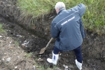 3) Vykopejte dostatečně velkou jámu a srovnejte dno. Při horším vsakovacím koeficientu zeminy lze dno vyplnit kamenivem frakce 4–16 mm v tloušťce 200 mm. 3) Vykopejte dostatečně velkou jámu a srovnejte dno. Při horším vsakovacím koeficientu zeminy lze dno vyplnit kamenivem frakce 4–16 mm v tloušťce 200 mm.
