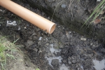 4) Přiveďte přívodní potrubí (navazující na okapy) 4) Přiveďte přívodní potrubí (navazující na okapy)