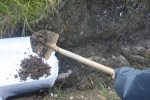 9) Jámu zasypejte původní zeminou hutněnou po vrstvách. Pokud se po zasypané jámě bude chodit, tloušťka vrstvy zeminy je min. 20 cm, pro pojezd aut 60–80 cm a nákladních aut 1 m. 9) Jámu zasypejte původní zeminou hutněnou po vrstvách. Pokud se po zasypané jámě bude chodit, tloušťka vrstvy zeminy je min. 20 cm, pro pojezd aut 60–80 cm a nákladních aut 1 m.