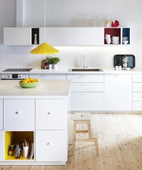 Kuchyň Metod (Ikea) s dvířky a čely zásuvek Veddinge, zásuvky Maximera a otevřené skříňky Tutemo. Dvířka a čela zásuvek mají lakovaný povrch, zajímavostí jsou otevřené skříňky s barevným lakovaným povrchem v šedé, červené, světle modré nebo žluté barvě. Úchytky jsou z lakované oceli Ulvsbo, linka je opatřena bílou laminátovou pracovní deskou Personlig, cena této kombinace (dva bloky linky 220 a 400 cm + kuchyňský ostrůvek) 84 746 Kč, cena spotřebičů 40 950 Kč. Kuchyň Metod (Ikea) s dvířky a čely zásuvek Veddinge, zásuvky Maximera a otevřené skříňky Tutemo. Dvířka a čela zásuvek mají lakovaný povrch, zajímavostí jsou otevřené skříňky s barevným lakovaným povrchem v šedé, červené, světle modré nebo žluté barvě. Úchytky jsou z lakované oceli Ulvsbo, linka je opatřena bílou laminátovou pracovní deskou Personlig, cena této kombinace (dva bloky linky 220 a 400 cm + kuchyňský ostrůvek) 84 746 Kč, cena spotřebičů 40 950 Kč.