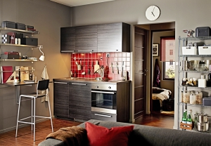 Minimalistická, ale plně vybavená kuchyň Metod (Ikea) do malého prostoru. Dvířka a čela zásuvek – fólie s dekorem černého dřeva, pochromované hliníkové úchytky Ekeboda, oboustranná laminátová pracovní deska Ekbacken s černohnědou hranou, cena této kombinace 8 867 Kč, trouba Görlig, cena 3 990 Kč. Minimalistická, ale plně vybavená kuchyň Metod (Ikea) do malého prostoru. Dvířka a čela zásuvek – fólie s dekorem černého dřeva, pochromované hliníkové úchytky Ekeboda, oboustranná laminátová pracovní deska Ekbacken s černohnědou hranou, cena této kombinace 8 867 Kč, trouba Görlig, cena 3 990 Kč.