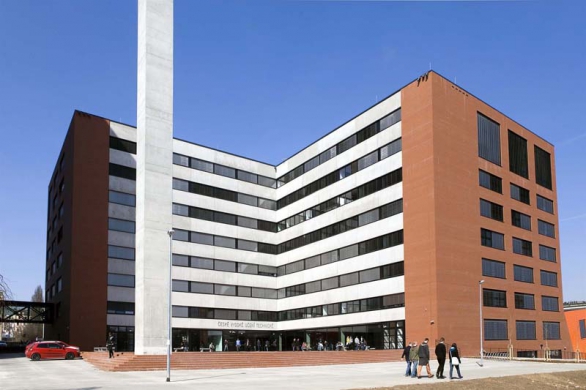Občanské sdružení KRUH na rok 2015 připravilo již 15. přednáškový cyklus o architektuře. Od března do prosince se v Praze představí významné české i zahraniční architektky (Alena Šrámková). Občanské sdružení KRUH na rok 2015 připravilo již 15. přednáškový cyklus o architektuře. Od března do prosince se v Praze představí významné české i zahraniční architektky (Alena Šrámková).