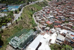 Vertikální sportoviště Santa Cruz del Este, Caracas, Venezuela Vertikální sportoviště Santa Cruz del Este, Caracas, Venezuela