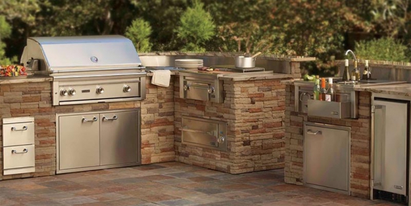 Hitem jsou venkovní kuchyně (zdroj foto: www.lynxgrills.com). Hitem jsou venkovní kuchyně (zdroj foto: www.lynxgrills.com).