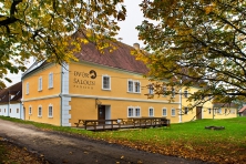 Výrazné barvy fasády se často používají při rekonstrukcích, kdy majitelé vychází z původní barvy. Foto nalevo: Cemix Silikonová omítka zatíraná 1,5 mm, zateplovací systém THERM P BASIC SILVER. Na fotografii napravo: Cemix Silikátový fasádní nátěr, Akrylátový fasádní nátěr. Výrazné barvy fasády se často používají při rekonstrukcích, kdy majitelé vychází z původní barvy. Foto nalevo: Cemix Silikonová omítka zatíraná 1,5 mm, zateplovací systém THERM P BASIC SILVER. Na fotografii napravo: Cemix Silikátový fasádní nátěr, Akrylátový fasádní nátěr.