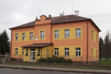 Výrazné barvy fasády se často používají při rekonstrukcích, kdy majitelé vychází z původní barvy. Foto nalevo: Cemix Silikonová omítka zatíraná 1,5 mm, zateplovací systém THERM P BASIC SILVER. Na fotografii napravo: Cemix Silikátový fasádní nátěr, Akrylátový fasádní nátěr. Výrazné barvy fasády se často používají při rekonstrukcích, kdy majitelé vychází z původní barvy. Foto nalevo: Cemix Silikonová omítka zatíraná 1,5 mm, zateplovací systém THERM P BASIC SILVER. Na fotografii napravo: Cemix Silikátový fasádní nátěr, Akrylátový fasádní nátěr.