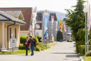 Na prohlídku, případně konzultaci se vydejte společně s rodinou. Kromě přehledu o nabídce vám může pomoci upřesnit si vaše představy a požadavky. Na prohlídku, případně konzultaci se vydejte společně s rodinou. Kromě přehledu o nabídce vám může pomoci upřesnit si vaše představy a požadavky.