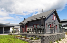 Ukázka z developerské vesničky ve finském městě Jynäskylä. Konstrukčním materiálem domů je z 90 % dřevo a lesklá ocelová střešní krytina. Solární kolektory na střechách a tepelná čerpadla v zemi jsou standardem, www.asuntomessut.fi. Ukázka z developerské vesničky ve finském městě Jynäskylä. Konstrukčním materiálem domů je z 90 % dřevo a lesklá ocelová střešní krytina. Solární kolektory na střechách a tepelná čerpadla v zemi jsou standardem, www.asuntomessut.fi.