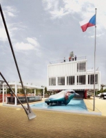 Střízlivě elegantní budova českého národního pavilonu má modulární montovanou konstrukci (systém KOMA Modular) a je recyklovatelná. Vnitřní prostor je přirozeně ochlazován vodní plochou a prouděním vzduchu, veškerou energii získává z obnovitelných zdrojů a má nulovou ekologickou stopu. Střízlivě elegantní budova českého národního pavilonu má modulární montovanou konstrukci (systém KOMA Modular) a je recyklovatelná. Vnitřní prostor je přirozeně ochlazován vodní plochou a prouděním vzduchu, veškerou energii získává z obnovitelných zdrojů a má nulovou ekologickou stopu.