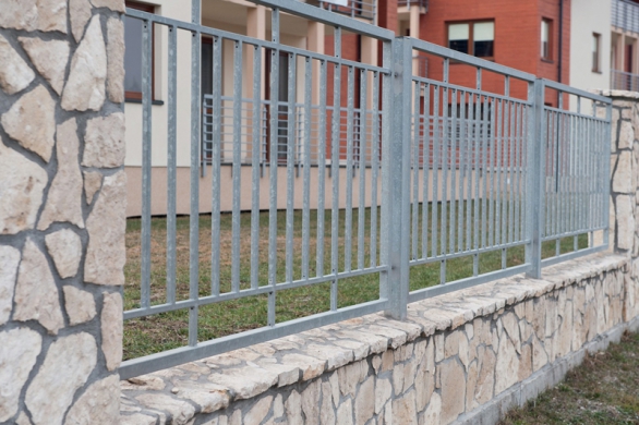 Montážní a opravnou hmotu Ceresit CX 20 lze použít pro montáž prvků z kovu a plastu (například mříží, zábradlí, plotů, podpěr, houpaček, okapových žlabů, instalačních a montážních skříní, krabic, vedení apod.) do betonu, zdiva nebo cementových omítek. Při opravách prasklin a trhlin ve stěnách, stropech nebo podlahách se dají s hmotou vyrovnat trhliny o velikosti 5 až 50 mm. Malta se navíc výborně hodí i pro opravy betonových prvků - například schodišťových hran nebo rohů stěn. Montážní a opravnou hmotu Ceresit CX 20 lze použít pro montáž prvků z kovu a plastu (například mříží, zábradlí, plotů, podpěr, houpaček, okapových žlabů, instalačních a montážních skříní, krabic, vedení apod.) do betonu, zdiva nebo cementových omítek. Při opravách prasklin a trhlin ve stěnách, stropech nebo podlahách se dají s hmotou vyrovnat trhliny o velikosti 5 až 50 mm. Malta se navíc výborně hodí i pro opravy betonových prvků - například schodišťových hran nebo rohů stěn.