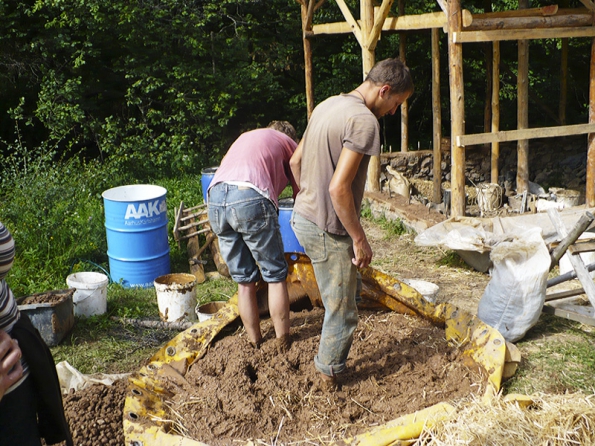 Vlastní prací při výrobě stavebního materiálu a během stavby domu lze značně ušetřit. Vlastní prací při výrobě stavebního materiálu a během stavby domu lze značně ušetřit.
