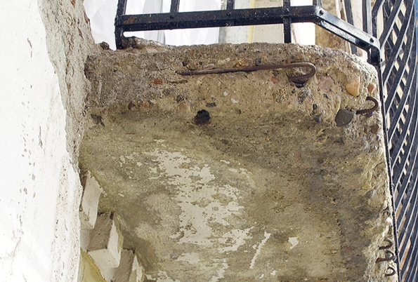 1: Původní, silně poškozená balkonová konstrukce s odpadávajícími částmi betonu a zkorodovanou kovovou výztuží. 1: Původní, silně poškozená balkonová konstrukce s odpadávajícími částmi betonu a zkorodovanou kovovou výztuží.