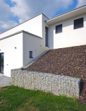 Gabiony představují poněkud „těžkotonážní“ záležitost, oblibu si však získaly právě díky přírodnímu materiálu a suché výstavbě. Gabiony představují poněkud „těžkotonážní“ záležitost, oblibu si však získaly právě díky přírodnímu materiálu a suché výstavbě.