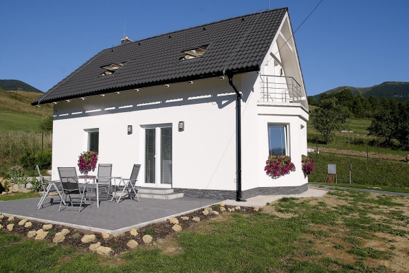 Dům N7 7 má klasický tvar se sedlovou střechou a symetrické hlavní průčelí s balkonem. Navenek se nezdá velký, zastavěná plocha je jen 62,8 m2 , ale uvnitř se skrývá pohodlná dispozice 4 + 1. Více na www.ekonomicke-stavby.cz. Dům N7 7 má klasický tvar se sedlovou střechou a symetrické hlavní průčelí s balkonem. Navenek se nezdá velký, zastavěná plocha je jen 62,8 m2 , ale uvnitř se skrývá pohodlná dispozice 4 + 1. Více na www.ekonomicke-stavby.cz.