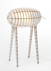 Svítidla budou hlavními prvky expozice také inovativního francouzského designéra Francoise Azambourga. Návštěvníci uvidí Sputnik, lampu inspirovanou vesmírem, iluzivní světla Petit Theatre navozující magickou divadelní atmosféru, nebo svítidlo Very nice, které je vlastně nejen objektem, ale i vynálezem. Svítidla budou hlavními prvky expozice také inovativního francouzského designéra Francoise Azambourga. Návštěvníci uvidí Sputnik, lampu inspirovanou vesmírem, iluzivní světla Petit Theatre navozující magickou divadelní atmosféru, nebo svítidlo Very nice, které je vlastně nejen objektem, ale i vynálezem.