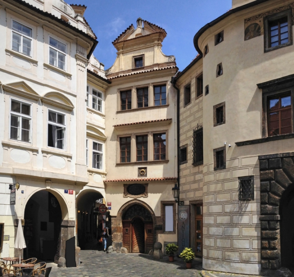 Muzeum hlavního města Prahy připravilo u příležitosti oslav 700. výročí narození Karla IV. unikátní expozici, která panovníka představuje jako ambiciózního stavitele a urbanistu. Jde o první etapu nově budované expozice, jež se veřejnosti otevřela v domě U Zlatého prstenu v Týnské ulici 6 na Starém Městě. Muzeum hlavního města Prahy připravilo u příležitosti oslav 700. výročí narození Karla IV. unikátní expozici, která panovníka představuje jako ambiciózního stavitele a urbanistu. Jde o první etapu nově budované expozice, jež se veřejnosti otevřela v domě U Zlatého prstenu v Týnské ulici 6 na Starém Městě.