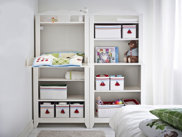 Přebalovací stůl/skříňka Hensvik (Ikea) můžete proměnit v policový díl, až ho přestanete potřebovat. Rozměry 76 x 161 x 75 cm, www.ikea.cz Přebalovací stůl/skříňka Hensvik (Ikea) můžete proměnit v policový díl, až ho přestanete potřebovat. Rozměry 76 x 161 x 75 cm, www.ikea.cz