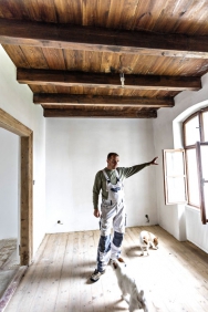 Pan Milan ukazuje vzorně zrenovované okno a dřevěný trámový strop s prkenným záklopem, k jehož podobě se inspiroval při návštěvě ložnice císaře Karla IV. na hradě Karlštejn. Pan Milan ukazuje vzorně zrenovované okno a dřevěný trámový strop s prkenným záklopem, k jehož podobě se inspiroval při návštěvě ložnice císaře Karla IV. na hradě Karlštejn.