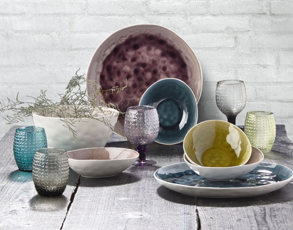 Petrolejová, tyrkysová, vínová, starorůžová a hnědavé tóny země, to jsou barevné trendy sezony 2016. Inspiraci najdete v nové kolekci porcelánu dánské značky Galzone, více informací najdete na www.bakly.cz Petrolejová, tyrkysová, vínová, starorůžová a hnědavé tóny země, to jsou barevné trendy sezony 2016. Inspiraci najdete v nové kolekci porcelánu dánské značky Galzone, více informací najdete na www.bakly.cz