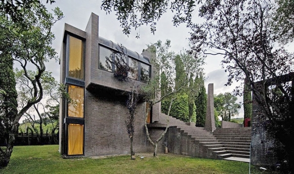 Rodinný dům od Ricarda Bofilla z roku 1973 v Mont-ras poblíž pobřeží Costa Brava vychází z tradic katalánské architektury a je citlivě zakomponován do krajiny plné sadů. Rodinný dům od Ricarda Bofilla z roku 1973 v Mont-ras poblíž pobřeží Costa Brava vychází z tradic katalánské architektury a je citlivě zakomponován do krajiny plné sadů.