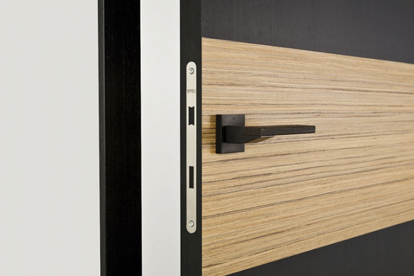 Magnetický zámek zajišťuje pohodlné otevírání a zavírání a je takřka neviditelný. Skvěle doplní bezfalcové dveře (na fotu model Tenga, SAPELI) Magnetický zámek zajišťuje pohodlné otevírání a zavírání a je takřka neviditelný. Skvěle doplní bezfalcové dveře (na fotu model Tenga, SAPELI)
