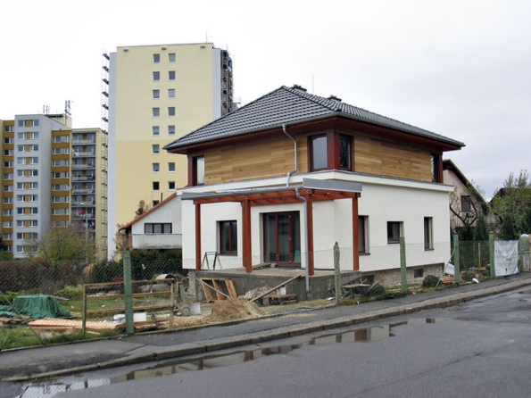 Novostavba ze šedesátých let, solidně postavená, podsklepená, s nevyhovujícím prostorem v podkroví a poddimenzovaným krovem. Vše od úrovně říms střechy bylo zbouráno a nahrazeno rychle smontovanou dřevěnou konstrukcí. Dispozice přízemí kompletně přepracována a změněna všechna okna v obvodovém plášti, takže dům působí jako elegantní a funkční novostavba (ATELIER ARS) Novostavba ze šedesátých let, solidně postavená, podsklepená, s nevyhovujícím prostorem v podkroví a poddimenzovaným krovem. Vše od úrovně říms střechy bylo zbouráno a nahrazeno rychle smontovanou dřevěnou konstrukcí. Dispozice přízemí kompletně přepracována a změněna všechna okna v obvodovém plášti, takže dům působí jako elegantní a funkční novostavba (ATELIER ARS)