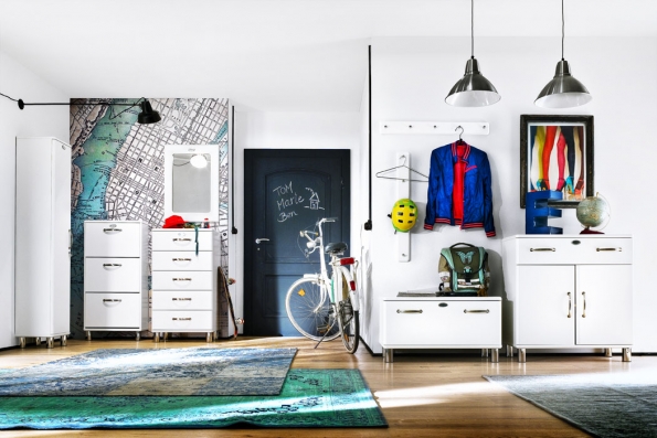 Sestava Malibu, dřevotřískové laminované desky v kombinaci s kovovými detaily inspirovanými retro stylem, www.jena-nabytek.cz Sestava Malibu, dřevotřískové laminované desky v kombinaci s kovovými detaily inspirovanými retro stylem, www.jena-nabytek.cz