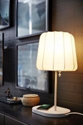 Stolní lampa Varv s bezdrátovým dobíjením mobilu, Ø stínidla 28 cm, výška lampy 52 cm, Ikea, www.ikea.cz Stolní lampa Varv s bezdrátovým dobíjením mobilu, Ø stínidla 28 cm, výška lampy 52 cm, Ikea, www.ikea.cz