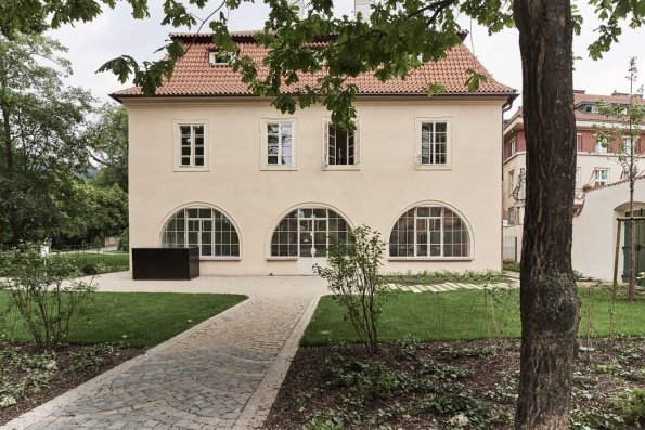 Původně renesanční dům ze 16. století obdařila historie pestrým osudem a zajímavými nájemníky: sloužil jako koželužna, zahradní domek, za panování rodu Nosticů byl pak podle návrhu slavného architekta Ignáce Palliardiho přestavěn v klasicistním stylu na vilu pro Josefa Dobrovského. Původně renesanční dům ze 16. století obdařila historie pestrým osudem a zajímavými nájemníky: sloužil jako koželužna, zahradní domek, za panování rodu Nosticů byl pak podle návrhu slavného architekta Ignáce Palliardiho přestavěn v klasicistním stylu na vilu pro Josefa Dobrovského.